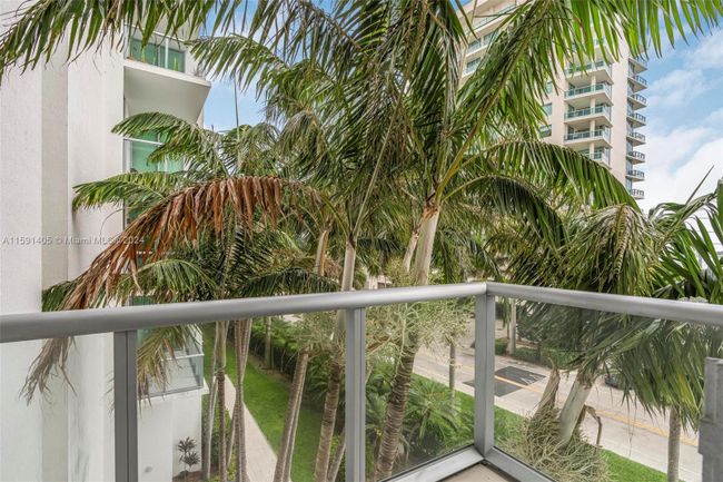 401 - 7928 East Dr., Condo with 2 bedrooms, 2 bathrooms and null parking in North Bay Village FL | Image 25