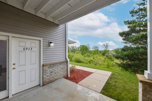 6913 S Rolling Meadows Ct, Oak Creek, WI, 53154-1677 | Card Image