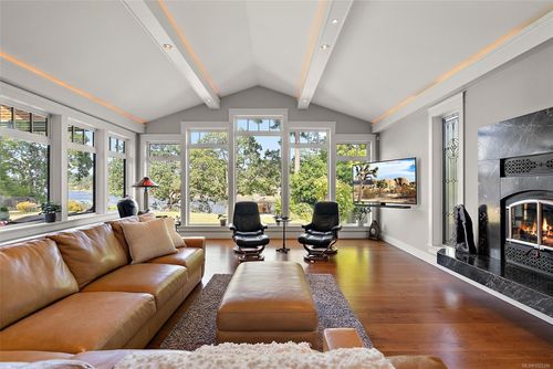 2751 Shoreline Dr, Victoria, BC, V9B1M7 | Card Image