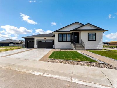 33 Dunes Way, House detached with 5 bedrooms, 3 bathrooms and 6 parking in Desert Blume AB | Image 1