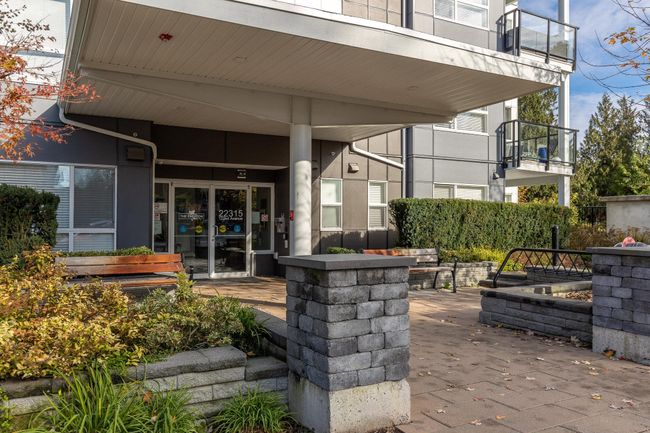 302 - 22315 122 Avenue, Condo with 2 bedrooms, 1 bathrooms and 2 parking in Maple Ridge BC | Image 3