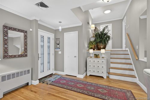 6 Dale Ave, Syosset, NY, 11791-6403 | Card Image