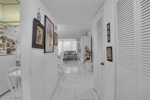 apt-204-2751 E Sunrise Lakes Dr, Sunrise, FL, 33322-2429 | Card Image