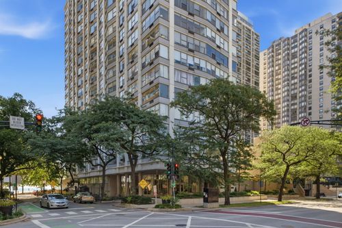 19d-5757 N Sheridan Rd, Chicago, IL, 60660-8712 | Card Image