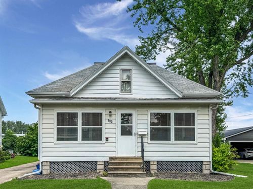 604 Woodlawn St, Traer, IA, 50675-1040 | Card Image
