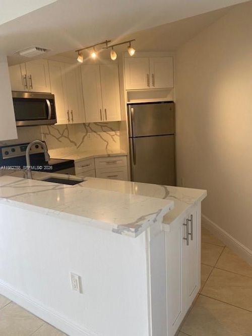 c206-9701 Fontainebleau Blvd, Miami, FL, 33172 | Card Image