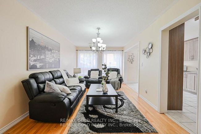 11 Caversham Dr, House attached with 6 bedrooms, 4 bathrooms and 3 parking in Brampton ON | Image 9