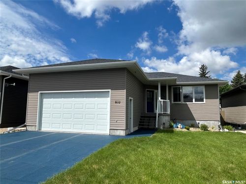 832 7th Avenue Ne, Moose Jaw, SK, S6H1M7 | Card Image