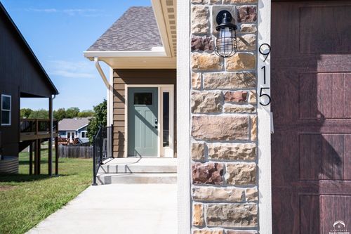915 Eagle Ridge Dr, Baldwin City, KS, 66006-7404 | Card Image