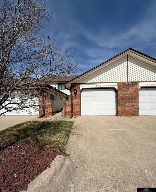 2904 Londonshire Ct, Lincoln, NE, 68516-2758 | Card Image