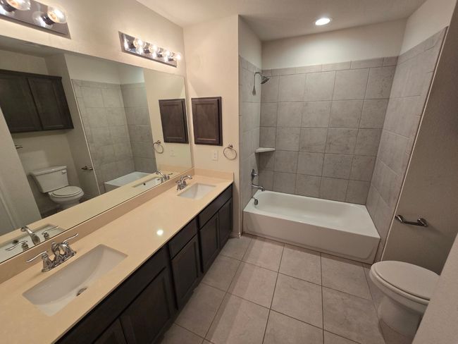 Upstairs Bathroom | Image 15