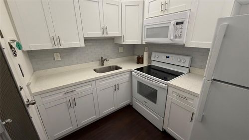 305-3040 Ne 16th Ave, Oakland Park, FL, 33334-5207 | Card Image