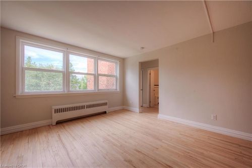 9-141 Chapel St, Kitchener, ON, N2H2T6 | Card Image
