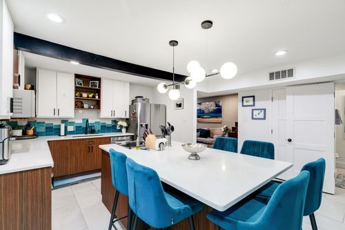 apt-111-4347 Dickason Ave, Dallas, TX, 75219-2615 | Card Image