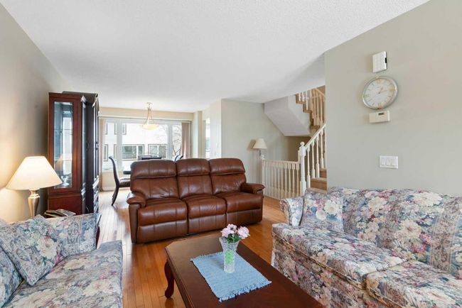 219 Coachway Lane Sw, Townhouse with 3 bedrooms, 3 bathrooms and 2 parking in Calgary AB | Image 5