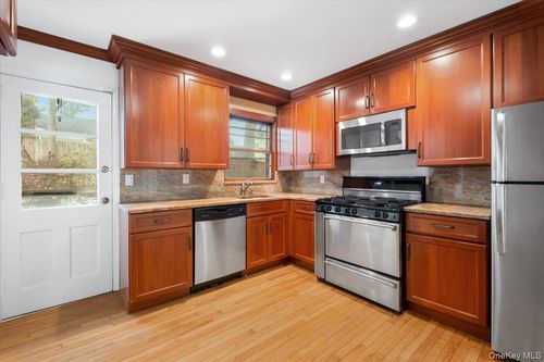 171 Norman Rd, New Rochelle, NY, 10804-3111 | Card Image