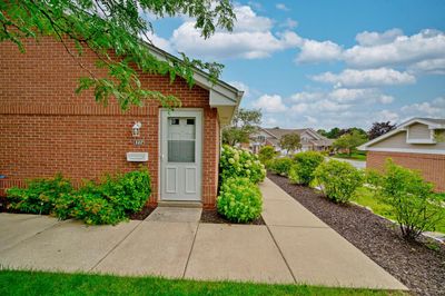 8774 Woodbridge Drive, Condo with 2 bedrooms, 2 bathrooms and null parking in GREENDALE WI | Image 3