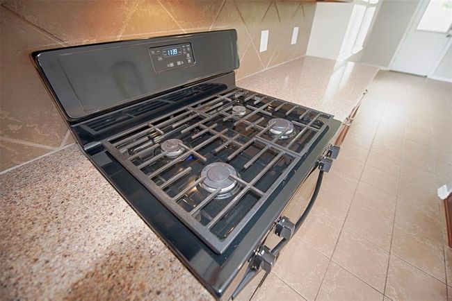Chef in the family certain to be happy with this amazing gas range on the stove. | Image 12