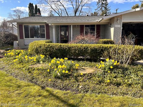 19771 Hickory Leaf St, Southfield, MI, 48076-1784 | Card Image