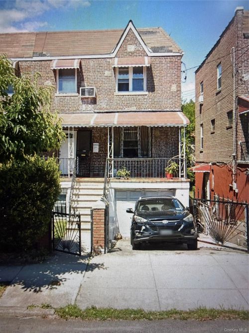 2749 Fish Ave, Bronx, NY, 10469-5518 | Card Image