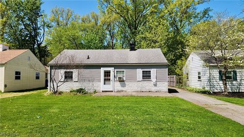 863 North Ave, Painesville, OH, 44077-4243 | Card Image