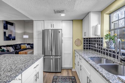 8602 Colony Pine Cir W, Jacksonville, FL, 32244-5286 | Card Image