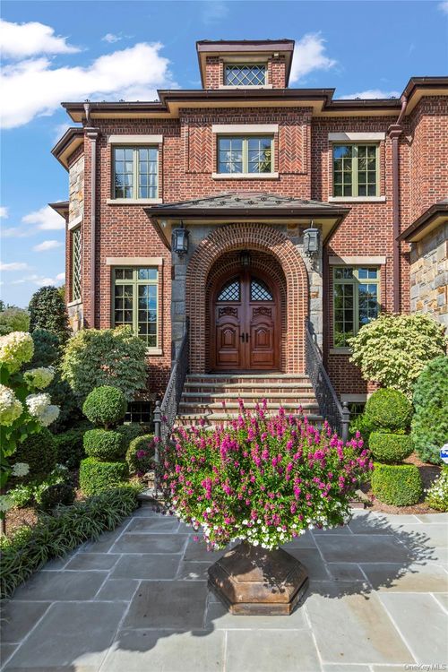 1430 158th St, Whitestone, NY, 11357-2719 | Card Image