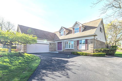 897 Augusta Dr, Rochester Hills, MI, 48309-1533 | Card Image