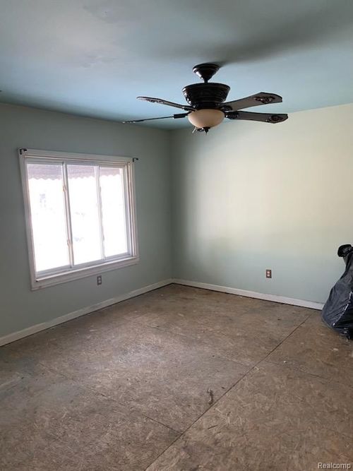 27869 Tighe St, Roseville, MI, 48066-3056 | Card Image