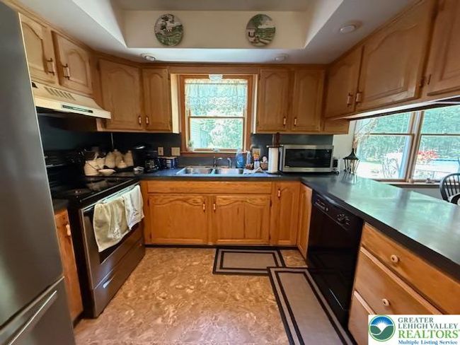9155 N Loop Rd, House other with 5 bedrooms, 4 bathrooms and null parking in Slatington PA | Image 11