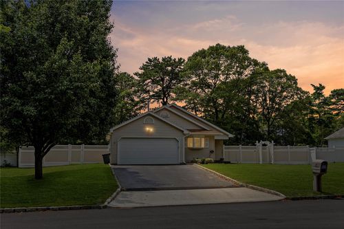12 Nicole Ln, Coram, NY, 11727-4508 | Card Image