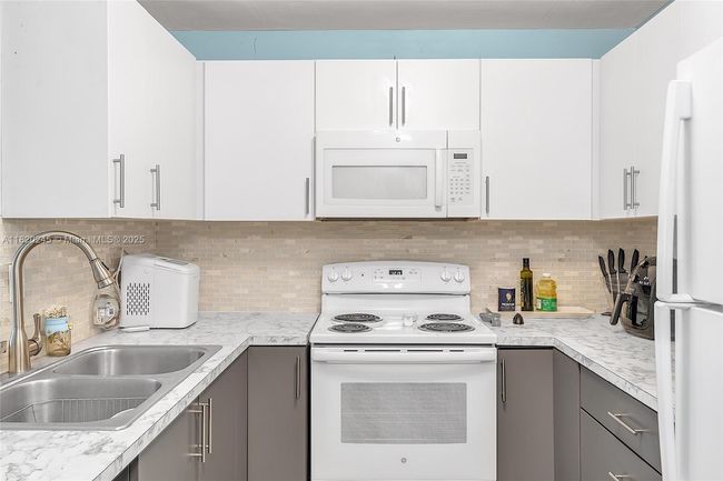 APT-207 - 251 Palm Cir W, Condo with 2 bedrooms, 1 bathrooms and null parking in Pembroke Pines FL | Image 4