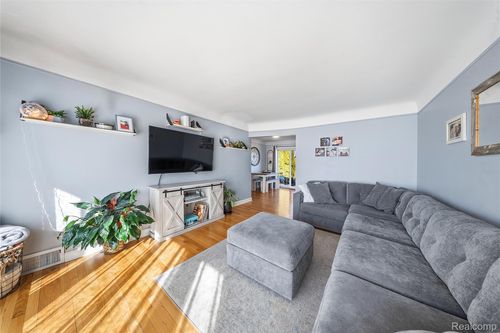 2820 Marian Dr, Trenton, MI, 48183-4144 | Card Image