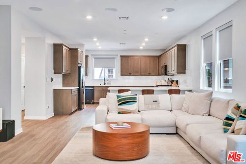 515 Daniel Freeman Cir, Inglewood, CA, 90301-4147 | Card Image