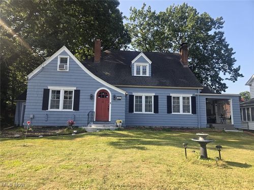 423 Bradley Ln, Youngstown, OH, 44504-1445 | Card Image