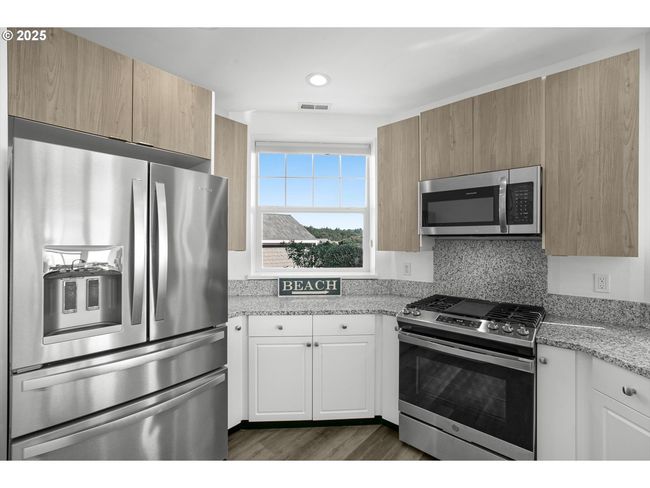 5852 Sw Cupola Dr, Condo with 2 bedrooms, 2 bathrooms and 1 parking in South Beach OR | Image 6