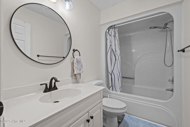 guest bath | Image 29
