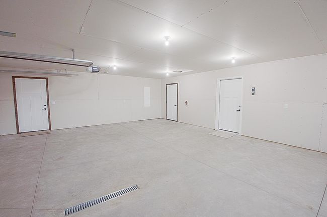 Floor drain and hot/cold water in the garage | Image 21