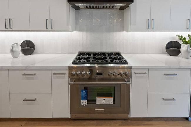 Kitchen Thermador 6 burner stove | Image 12