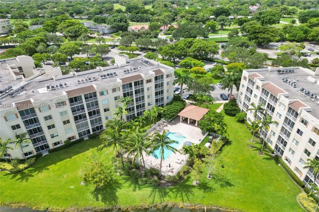 APT-501 - 3500 Oaks Clubhouse Dr, Condo with 3 bedrooms, 2 bathrooms and null parking in Pompano Beach FL | Image 73