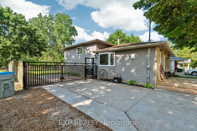 250 William St E, House other with 3 bedrooms, 2 bathrooms and 3 parking in Parkhill ON | Image 32
