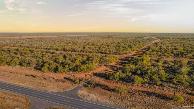 9239 Fm 133, Home with 7 bedrooms, 7 bathrooms and null parking in Cotulla TX | Image 4