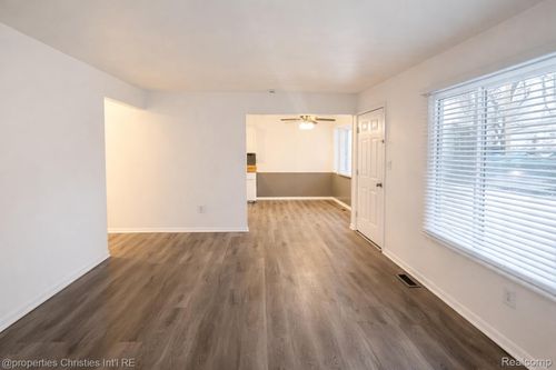 146 W Beverly Ave, Pontiac, MI, 48340-2620 | Card Image