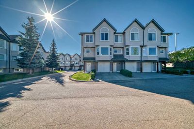 27 Sandarac Villas Nw, Home with 3 bedrooms, 2 bathrooms and 1 parking in Calgary AB | Image 2