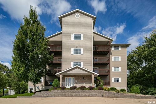 4084 Creek Hill Dr, Bettendorf, IA, 52722-8254 | Card Image