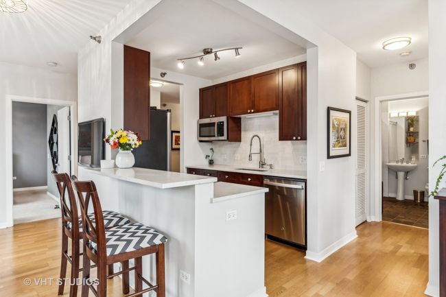 APT-704 - 200 W Grand Ave, Condo with 2 bedrooms, 2 bathrooms and 1 parking in CHICAGO IL | Image 6