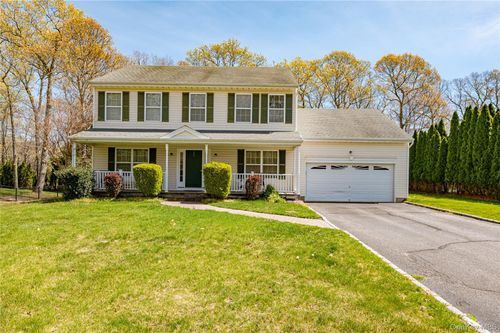 108 Maple Wood Ln, Riverhead, NY, 11901-2335 | Card Image