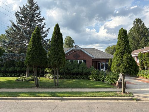 11 New York Avenue, Oyster Bay, NY, 11758 | Card Image