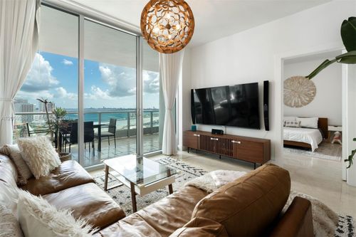 2708-900 Biscayne Blvd, Miami, FL, 33132-1561 | Card Image