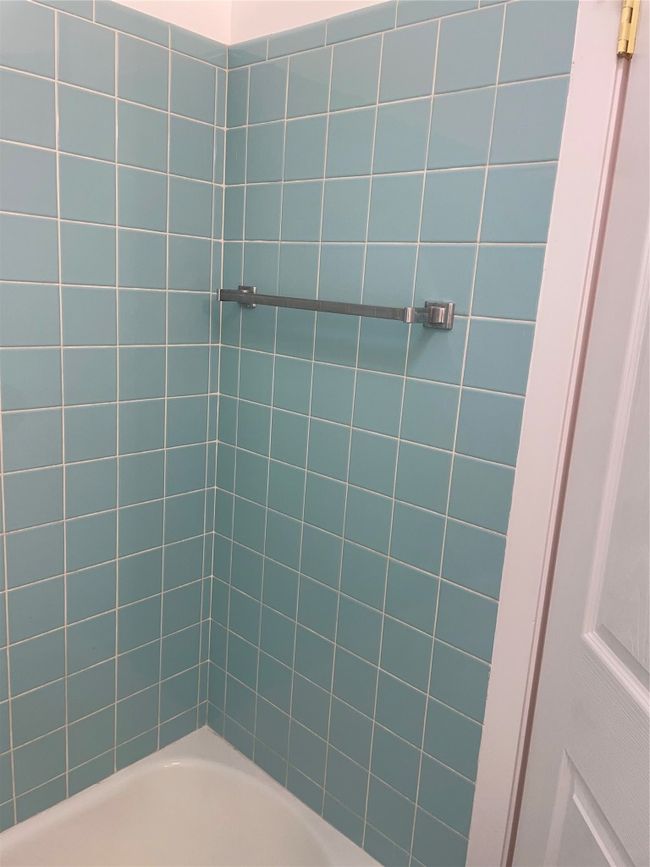 Bathroom with shower / bathtub combination | Image 16